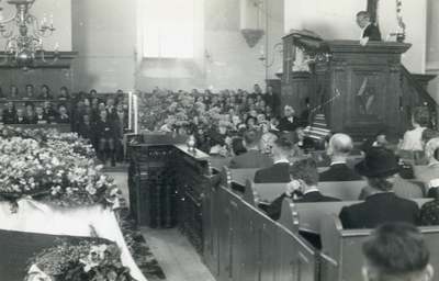 501109 Afbeelding van de rouwdienst in de Nicolaikerk (Nicolaaskerkhof) te Utrecht van de bij een vuurgevecht met ...
